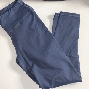Off blue ankle leggings.